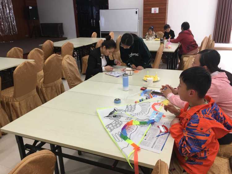 中经国富开封:手工DIY风筝 放飞快乐、幸福成长